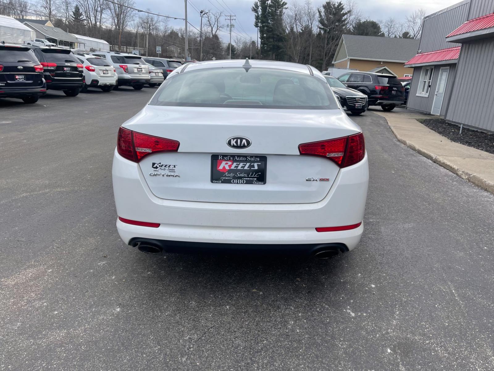 2013 White /Beige Kia Optima EX (5XXGN4A71DG) with an 2.4L I4 DOHC 16V engine, 6-Speed Automatic transmission, located at 11115 Chardon Rd. , Chardon, OH, 44024, (440) 214-9705, 41.580246, -81.241943 - This 2013 Kia Optima EX with push-button start offers a blend of performance and luxury features that cater to driver comfort and convenience. Achieving an impressive fuel economy of 28 MPG combined and 35 MPG on the highway, it's an efficient choice for both city drives and long journeys. The model - Photo #8